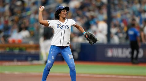 Arozarena’s mom throws first pitch, watches son in MLB for 1st time at Rays-Rangers Game 1